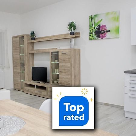 Trika Apartman Sarvar Bagian luar foto