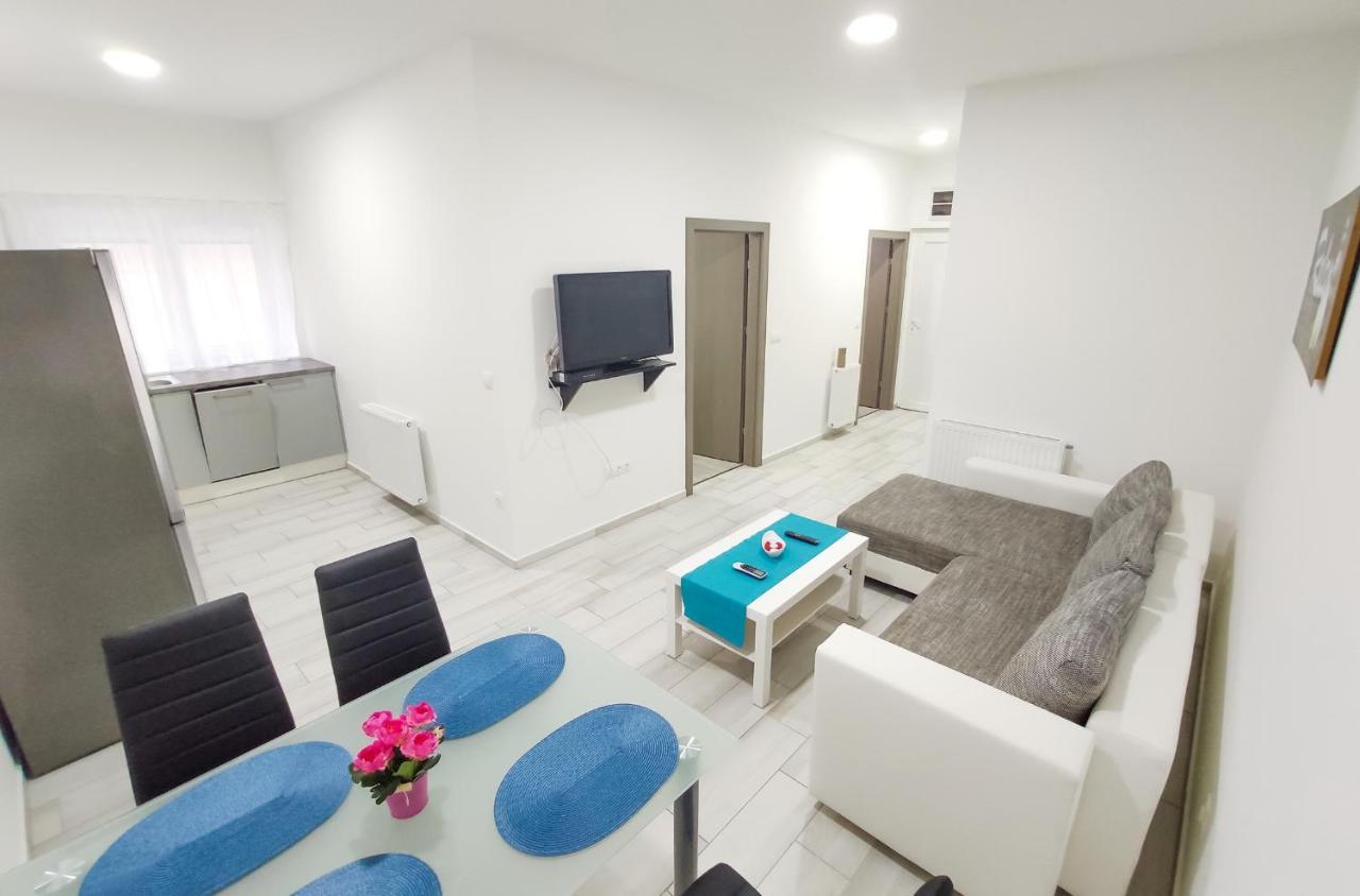 Trika Apartman Sarvar Bagian luar foto