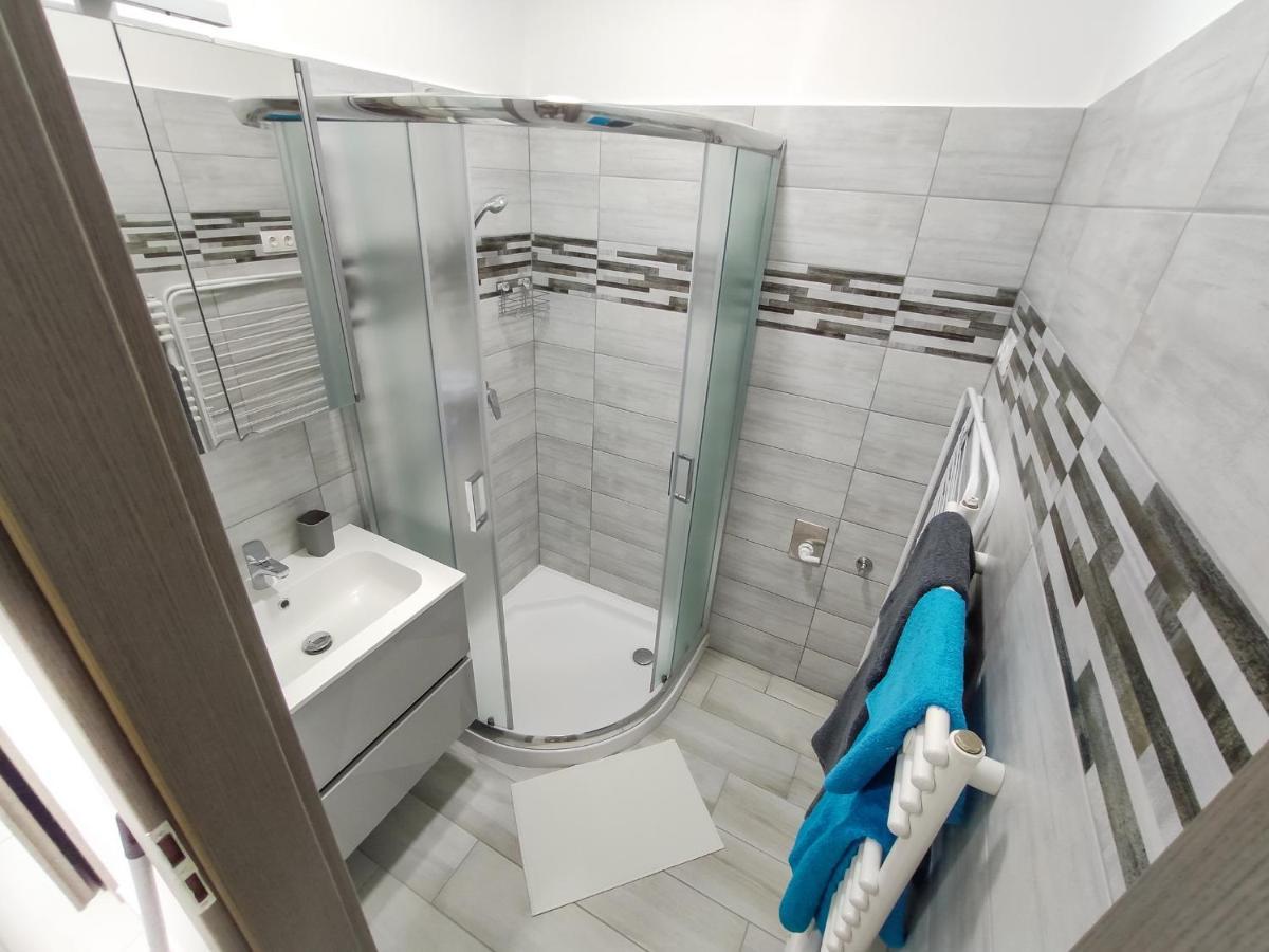 Trika Apartman Sarvar Bagian luar foto