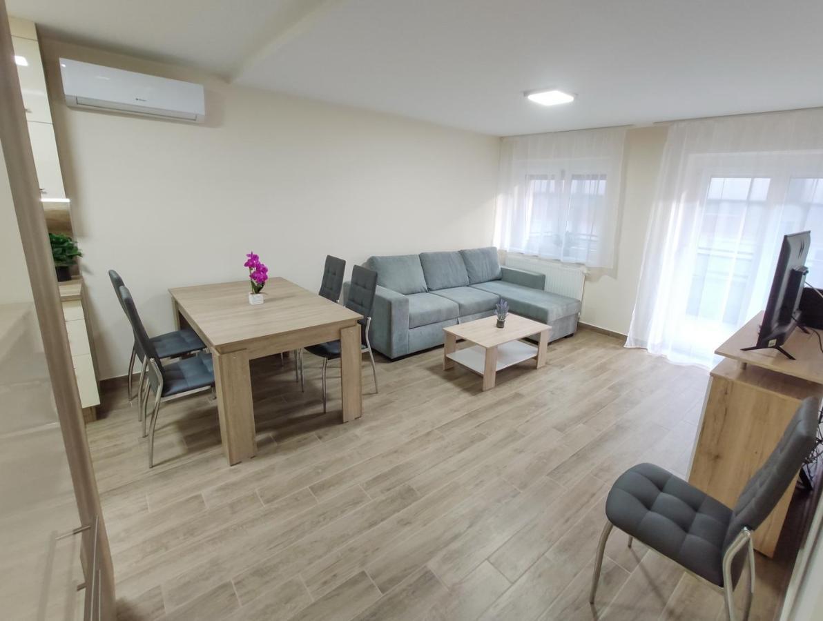 Trika Apartman Sarvar Bagian luar foto