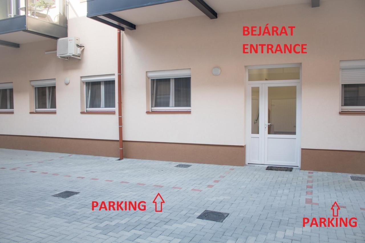 Trika Apartman Sarvar Bagian luar foto