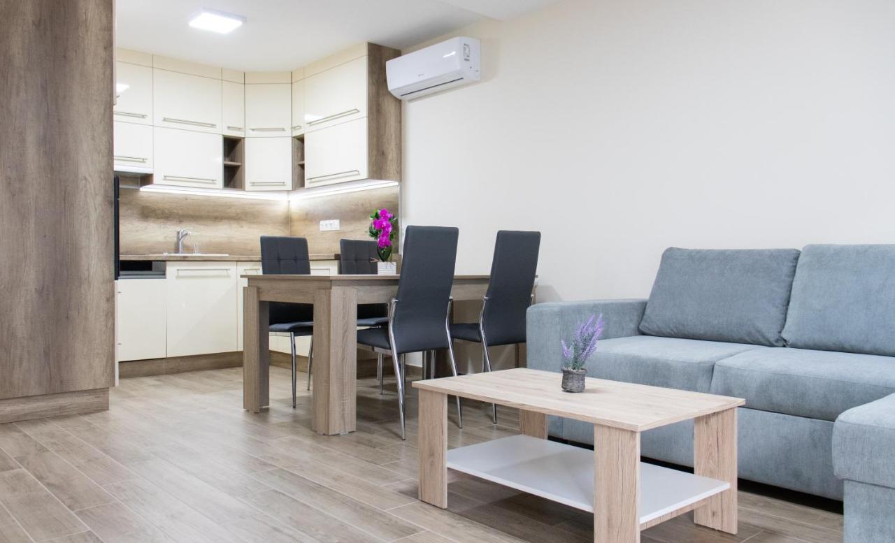Trika Apartman Sarvar Bagian luar foto