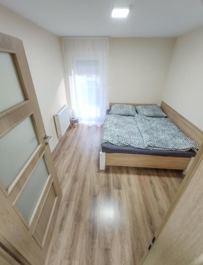 Trika Apartman Sarvar Bagian luar foto