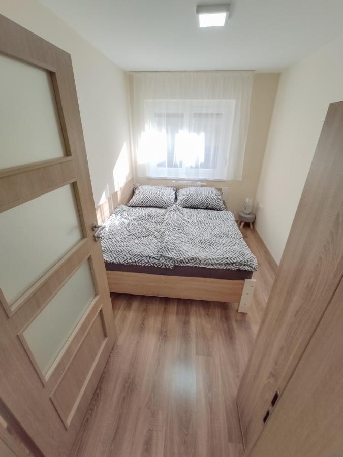 Trika Apartman Sarvar Bagian luar foto