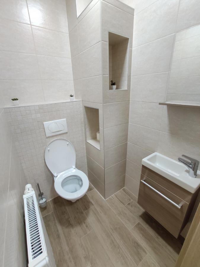 Trika Apartman Sarvar Bagian luar foto