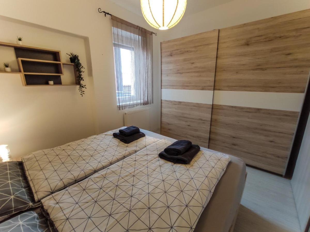 Trika Apartman Sarvar Bagian luar foto