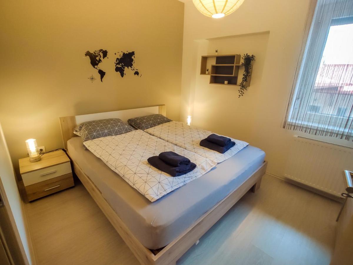 Trika Apartman Sarvar Bagian luar foto