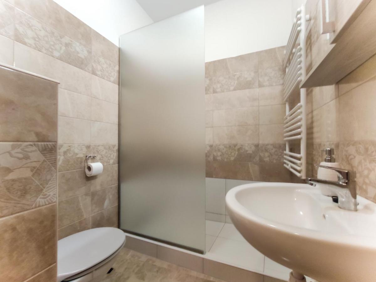 Trika Apartman Sarvar Bagian luar foto