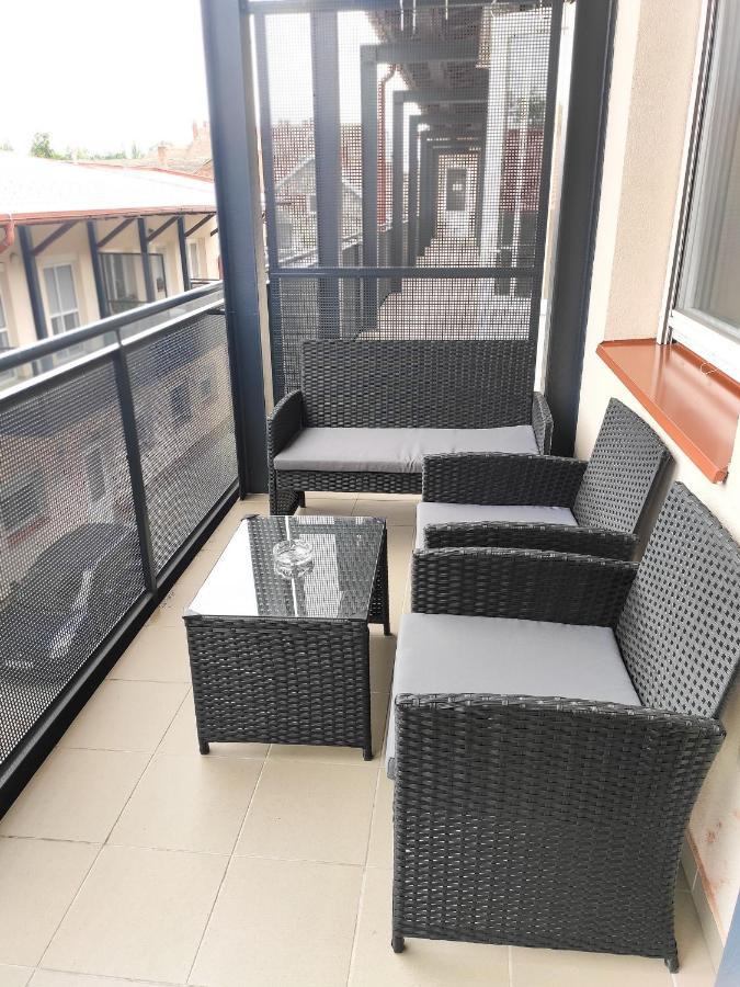 Trika Apartman Sarvar Bagian luar foto