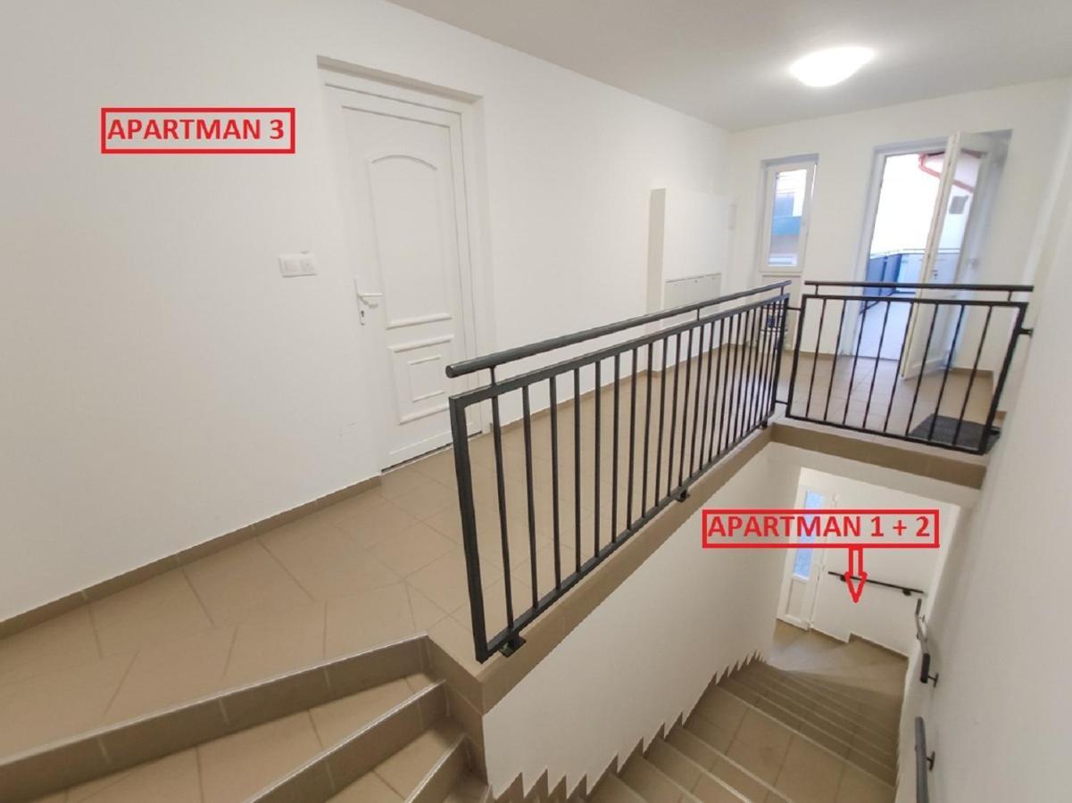 Trika Apartman Sarvar Bagian luar foto