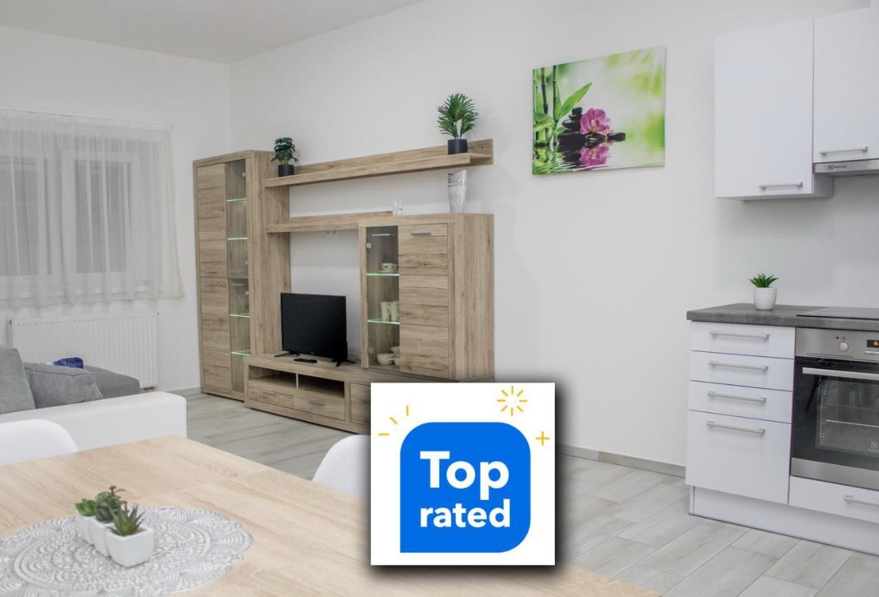 Trika Apartman Sarvar Bagian luar foto