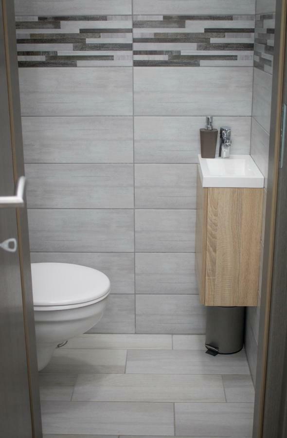 Trika Apartman Sarvar Bagian luar foto