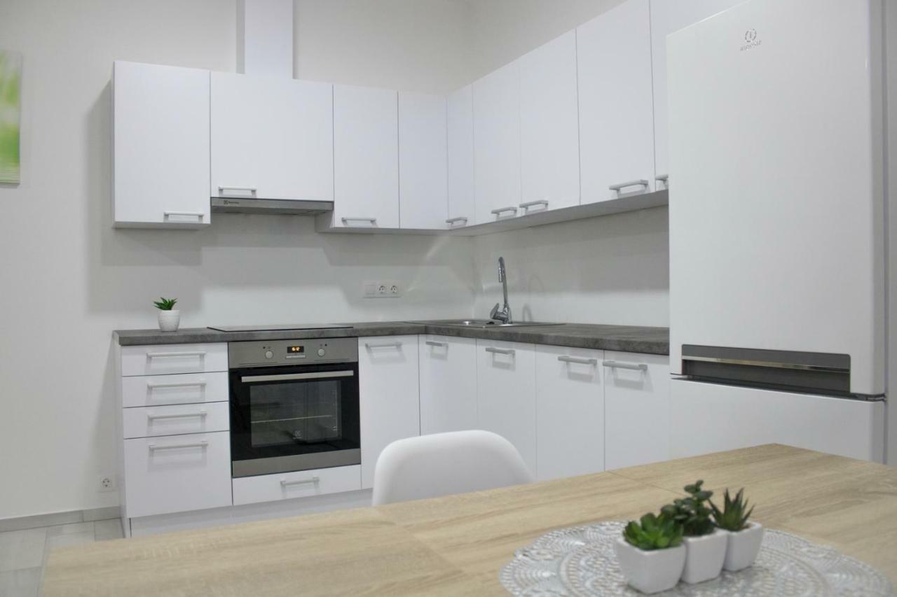 Trika Apartman Sarvar Bagian luar foto