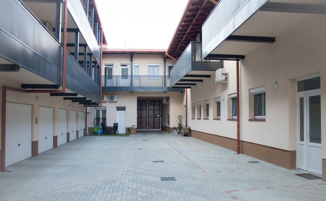 Trika Apartman Sarvar Bagian luar foto