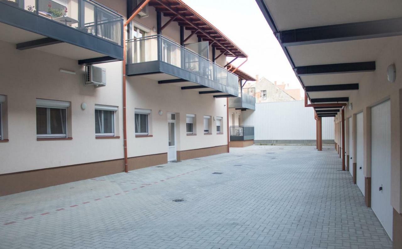 Trika Apartman Sarvar Bagian luar foto