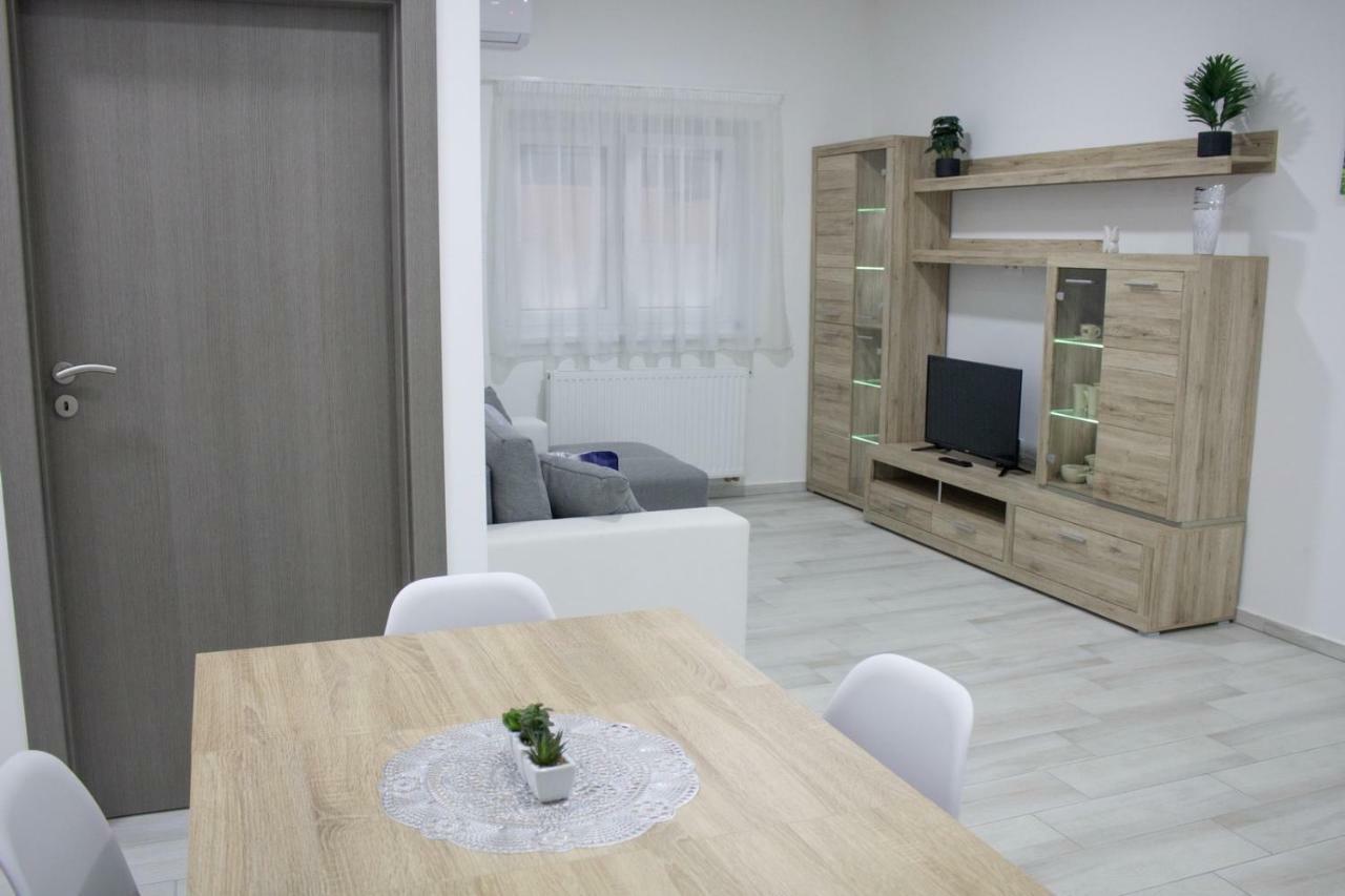 Trika Apartman Sarvar Bagian luar foto
