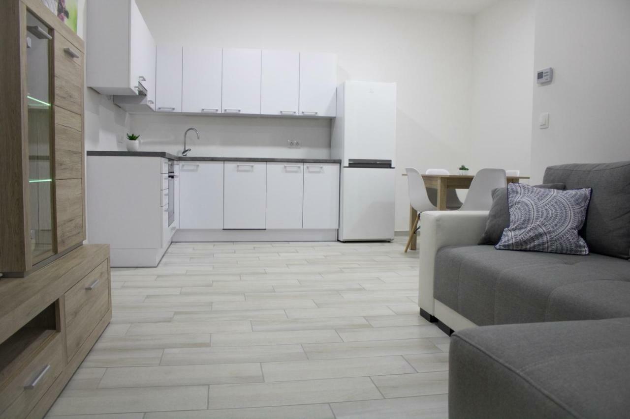 Trika Apartman Sarvar Bagian luar foto